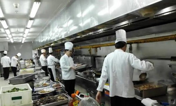 山東某食品公司廚房使用一噸燃?xì)饽K爐!